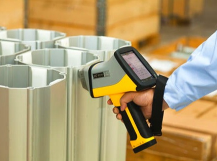 Bolehkah larutan kimia dan magnet digunakan untuk mengenal pasti keaslian pengikat keluli tahan karat dengan cepat?